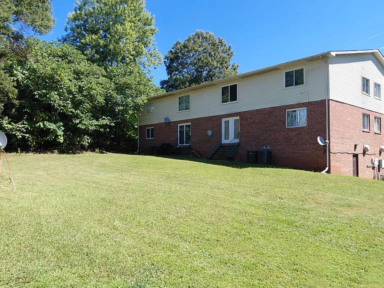 Maple Ridge Apartments — Photo 8