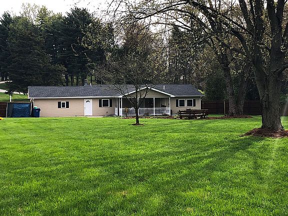 3rd image of 1577 N Hillcrest Dr