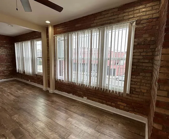 2409 W 54th St — Photo 2
