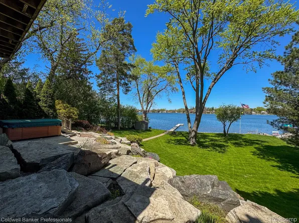 2660 Silverdown Ct, Waterford, MI 48328