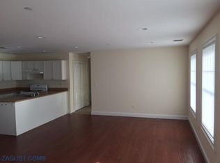 579 Middle Rd, Bayport, NY 11705