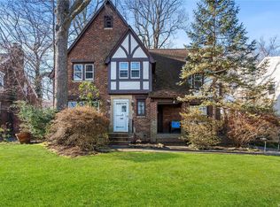 39 Rose Ave, Great Neck, NY 11021