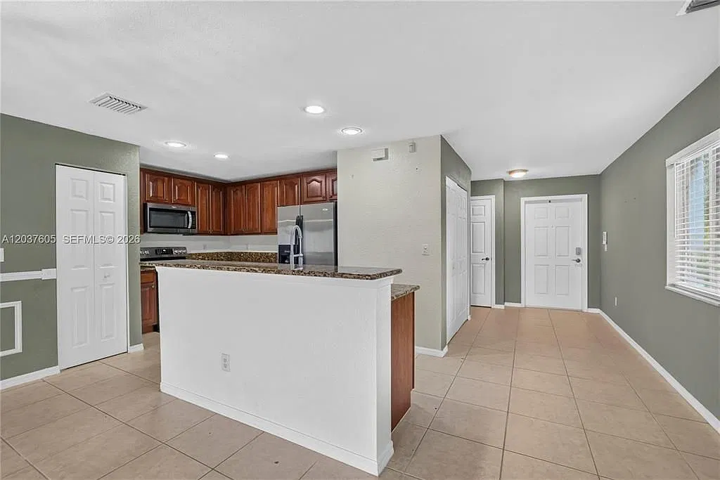 3 bed, 2.5 bath, 1555 sqft, $3,300 — Photo 3
