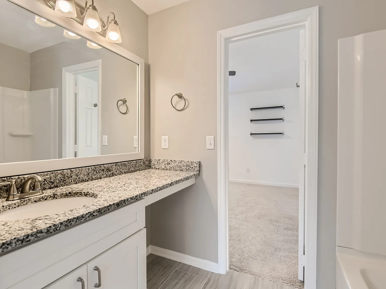 2 bed, 990 sqft, $1,650 — Photo 4