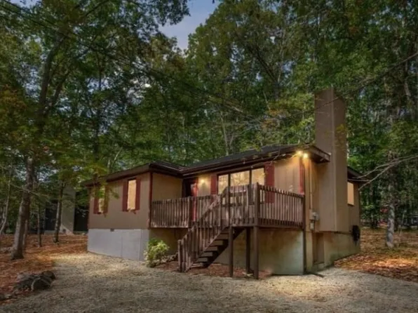 244 Canterbury Rd, Bushkill, PA 18324