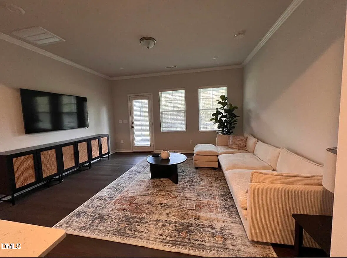 5 bed, 3.0 bath, $3,500 — Photo 3