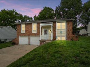 2317 NW Yorkshire Dr, Blue Springs, MO 64015
