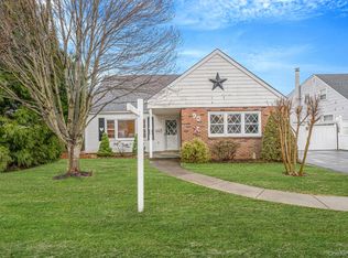 90 Haven Ln, Levittown, NY 11756