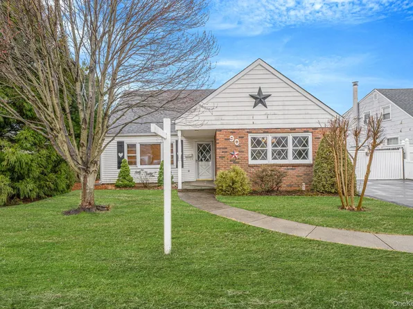 90 Haven Lane, Levittown, NY 11756