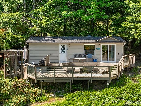 4th image of 90 Lakeshore Place