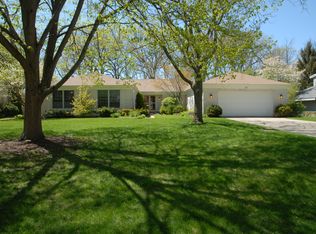 66 Elmwood Ln, Lincolnshire, IL