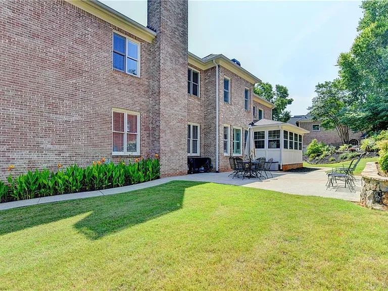 8910 Pinehurst Cv — Photo 108