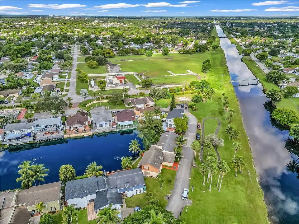 Best location on the lake - middle house between lake & canal.