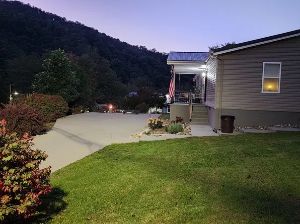 909 Hope St, Madison, WV 25130