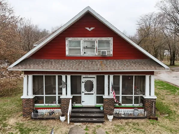 201 S Watkins St, Cisne, IL 62823