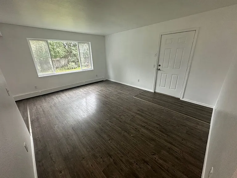 3404 Thompson Ave — Photo 8