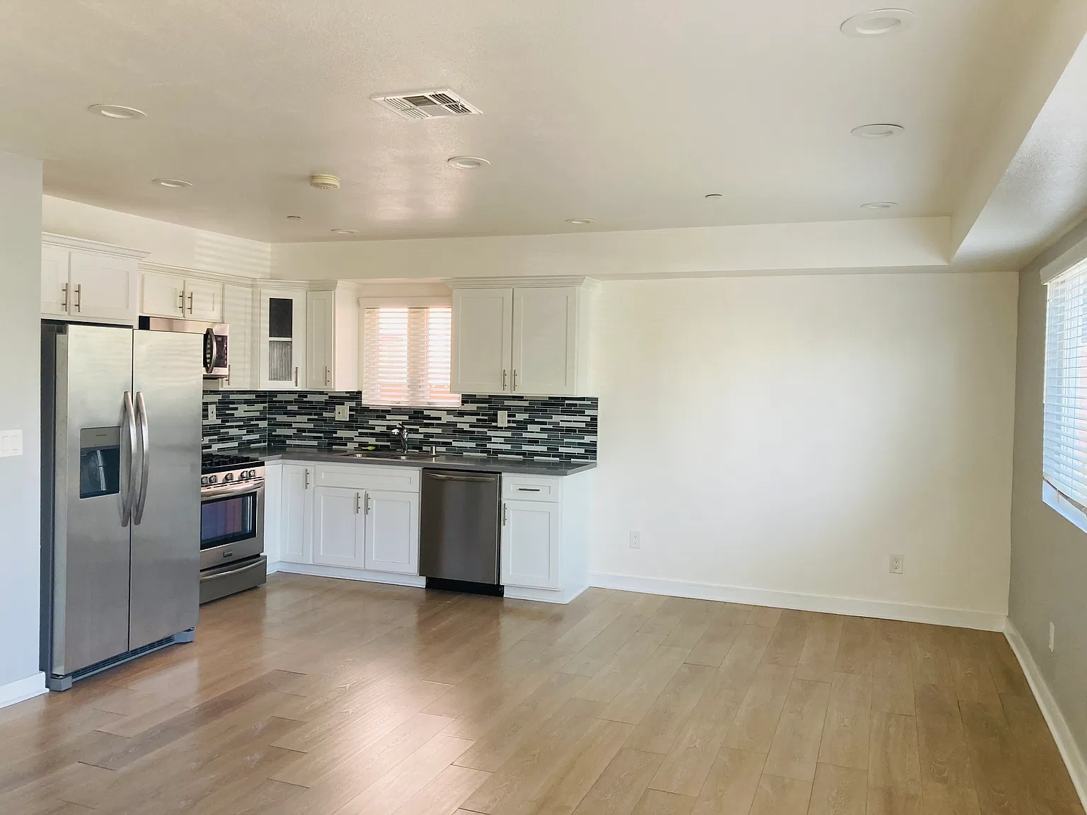 3 bed, 2.5 bath, 1380 sqft, $3,695 — Photo 4