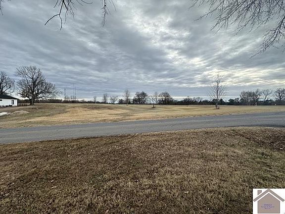 3rd image of 600 Lakeview Dr