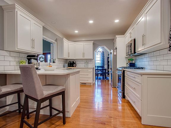 5th image of 105 Oak View Dr W