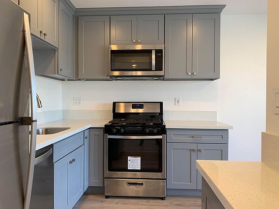 2nd image of 944 Monterey Blvd APT 8
