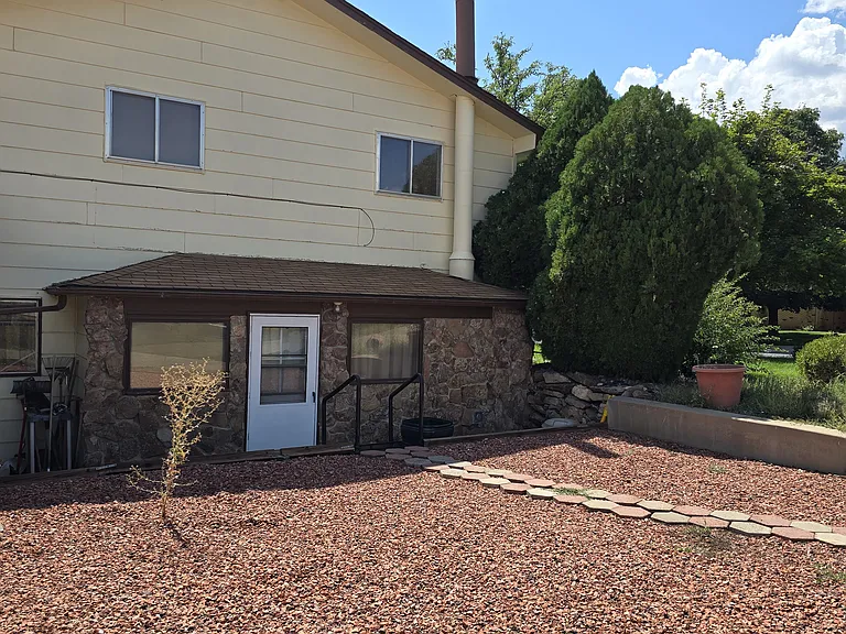 1002 S Cedar St — Photo 8