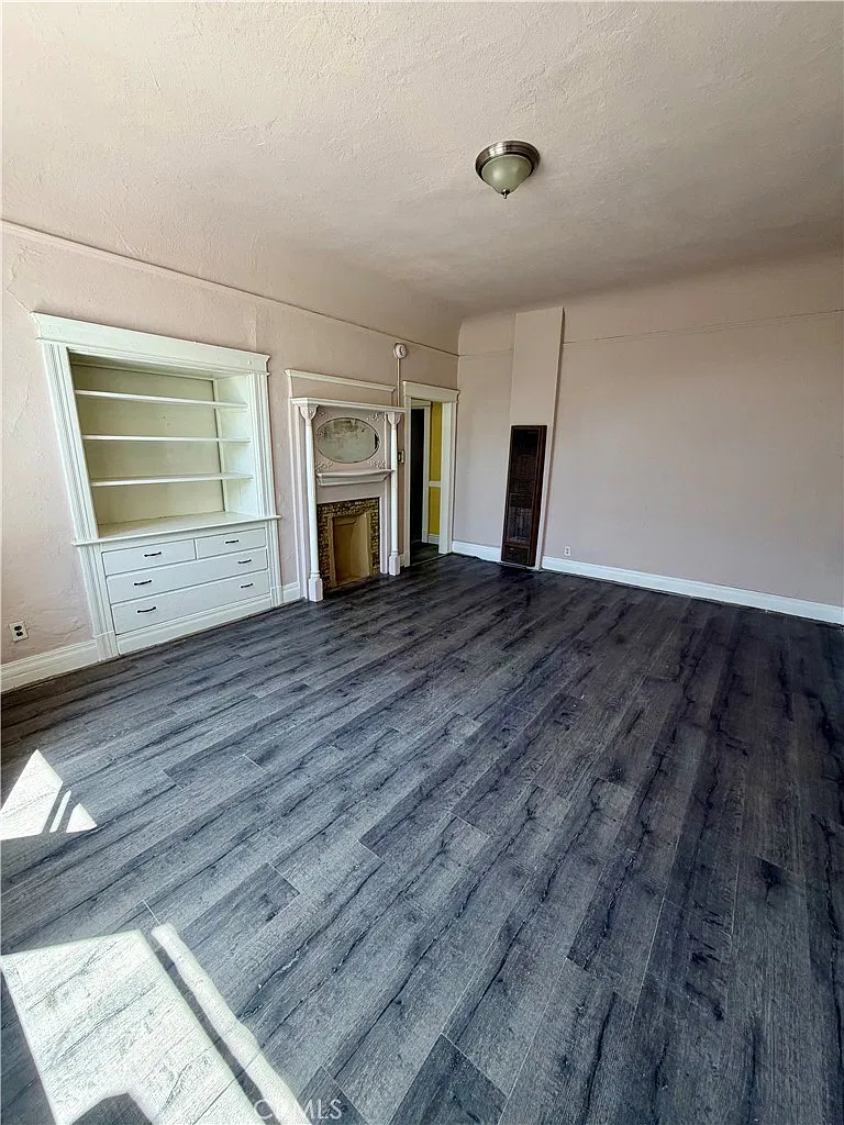 2 bed, 750 sqft, $2,400 — Photo 2