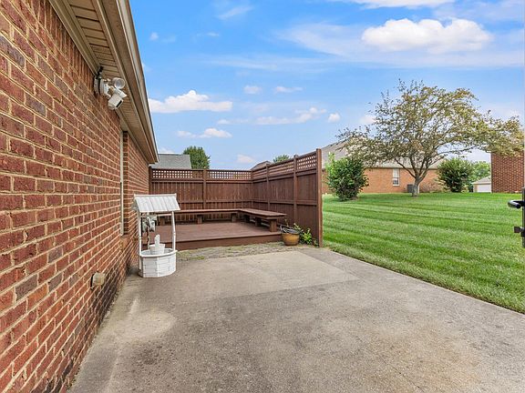 4th image of 128 Castlewood Dr