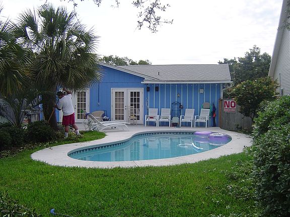Huge pool, great yard!!