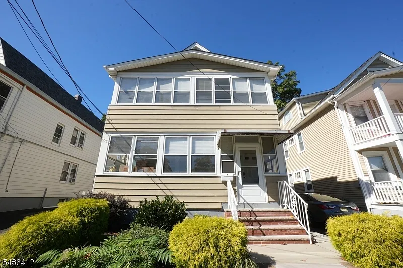 3 bed, 3.0 bath, 1000 sqft, $2,400 — Photo 2