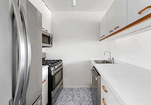 4th image of 350 W 50th St #21CA