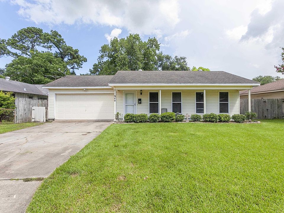 1st image of 940 Columbia Cir