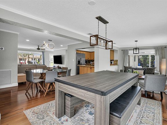 5th image of 739 SE 9th Avenue