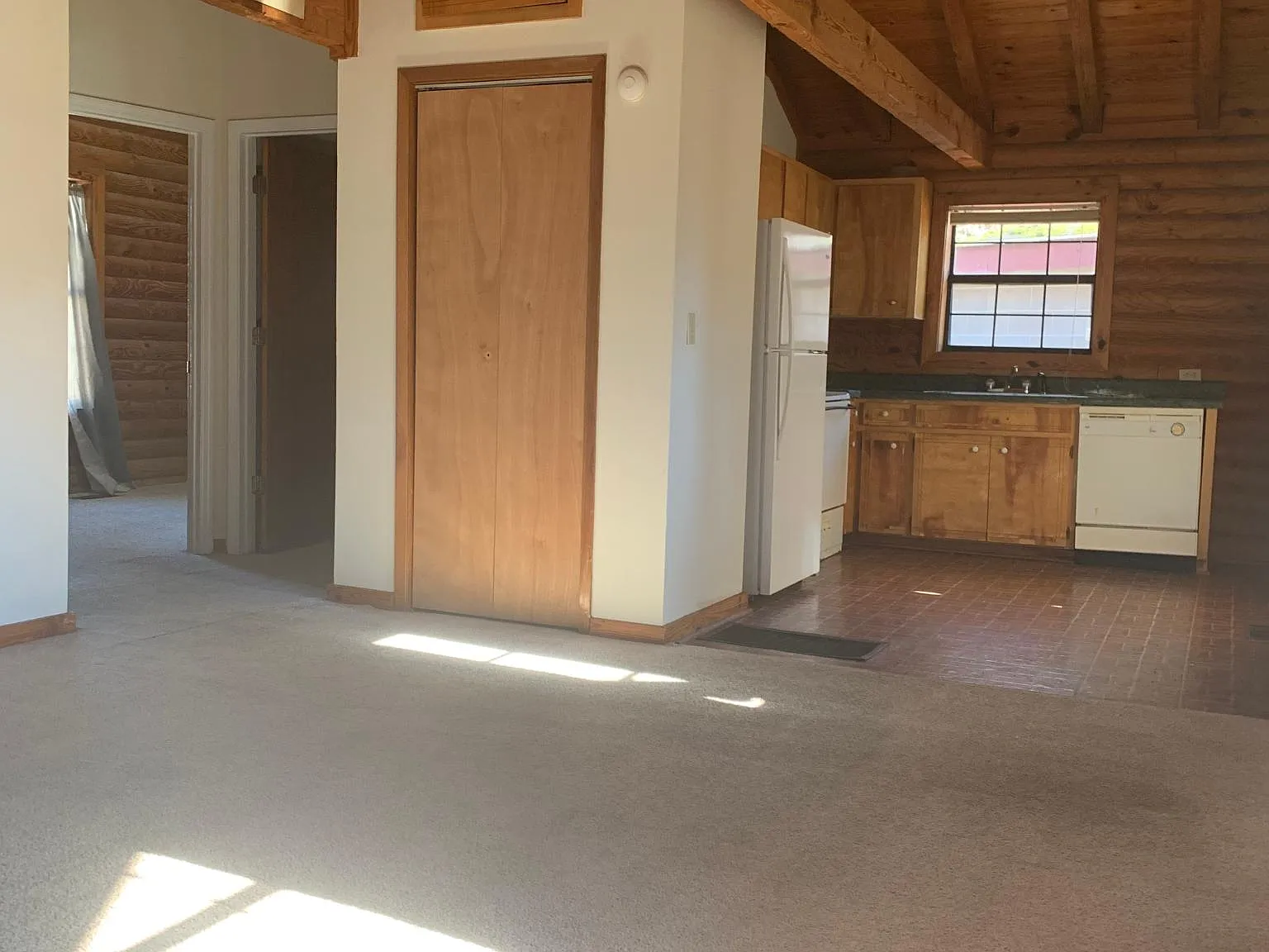 700 E Madison St — Photo 4