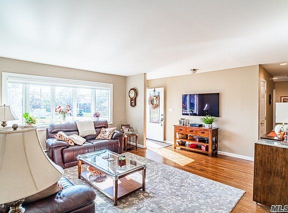 4th image of 315 Balchen St
