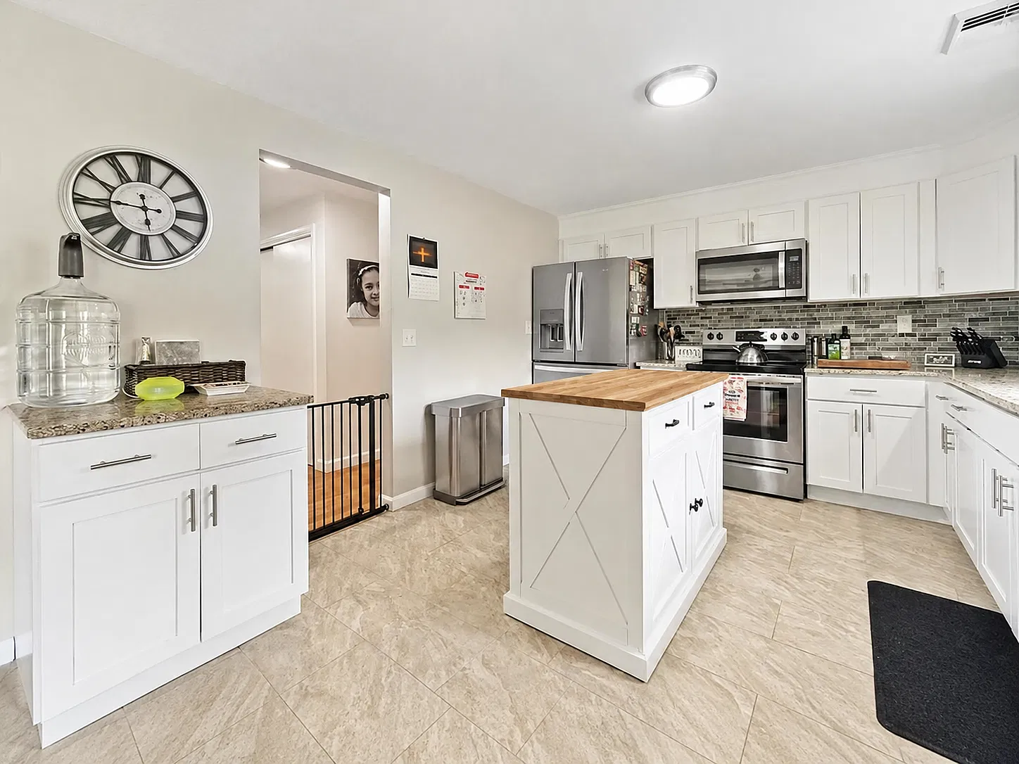 3 bed, 1.5 bath, 1520 sqft, $2,880 — Photo 2