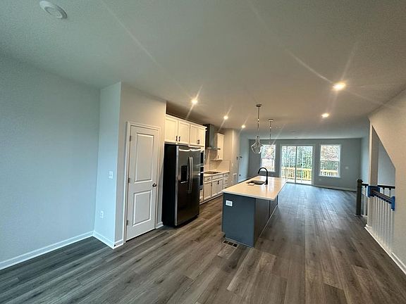 3rd image of 588 Sybil St