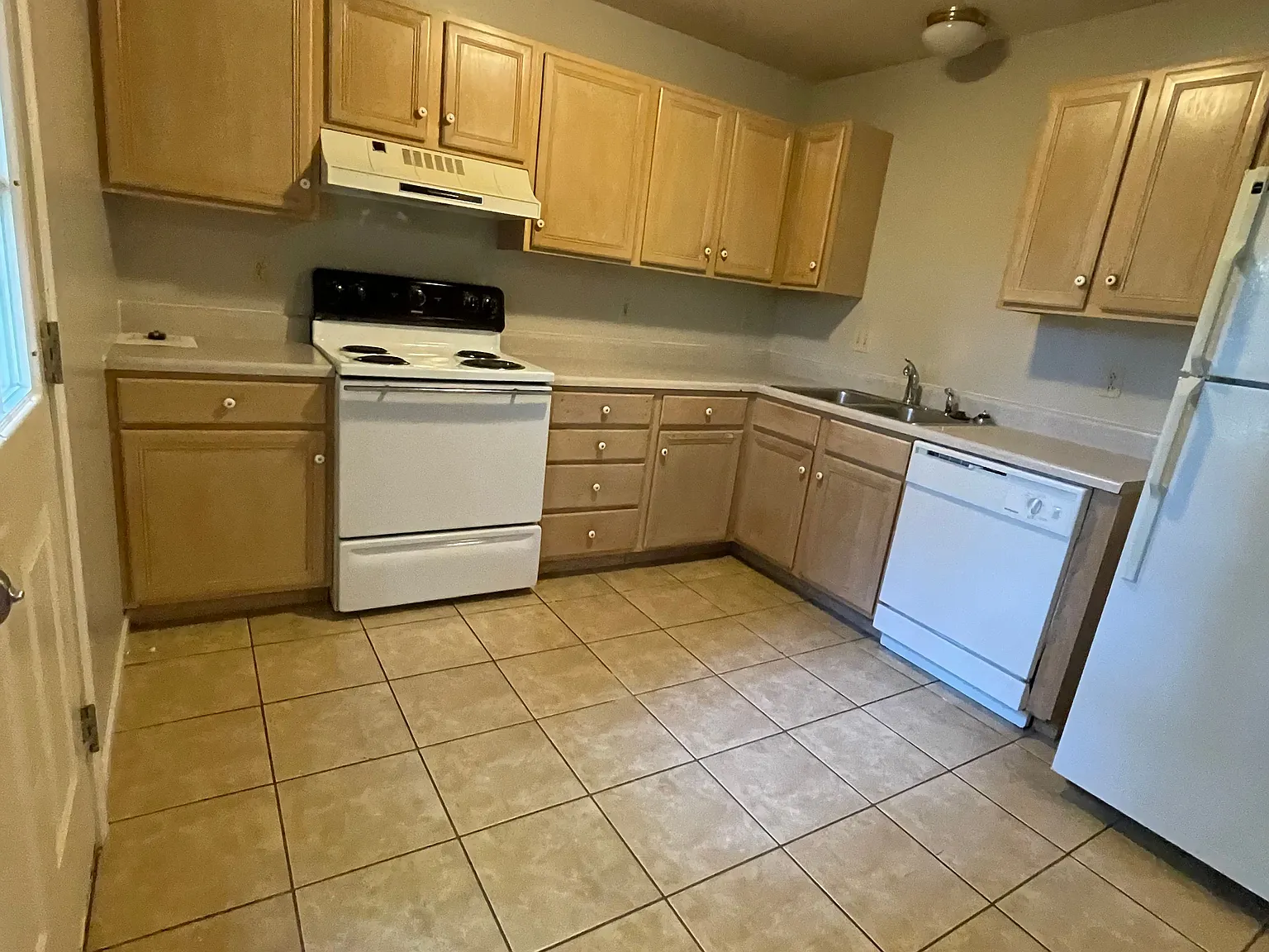 3 bed, 1.5 bath, 1200 sqft, $1,250 — Photo 3