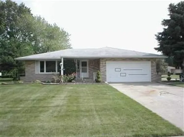 3712 Dorset Dr, Brooklyn Heights, OH 44131