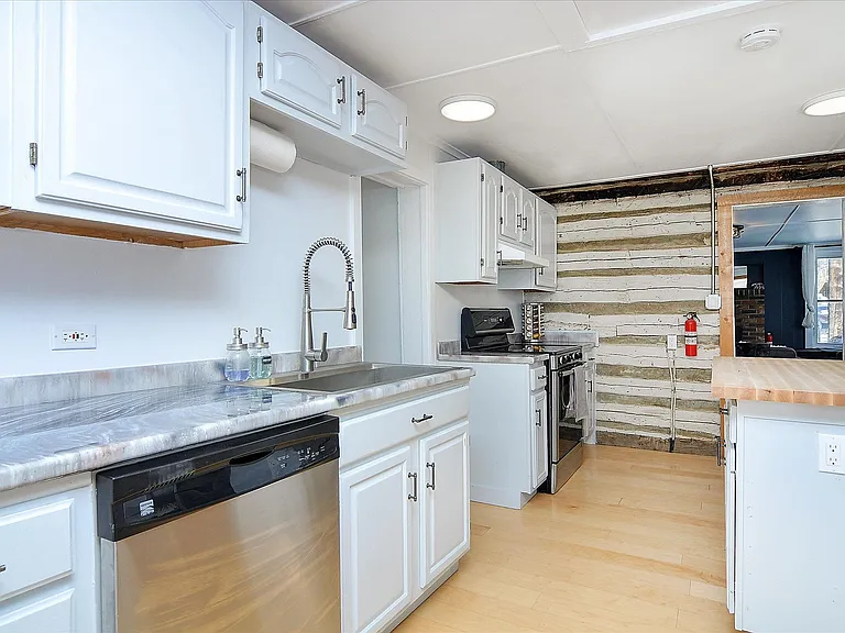 138 Lang St — Photo 13
