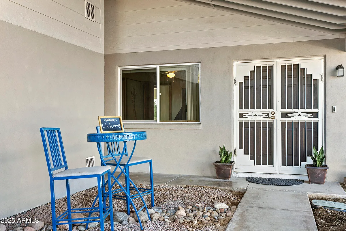 Building Photo - 2707 E Louise Dr