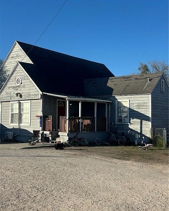 1st image of 207 McGloin St