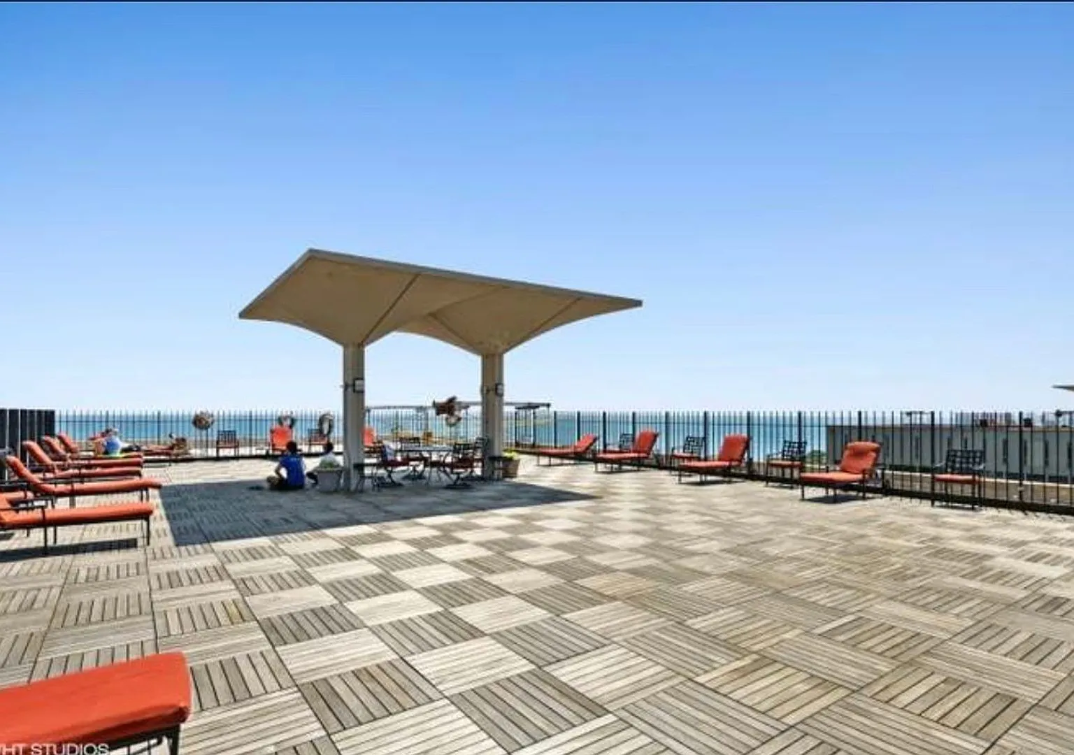 Charming 2BR Condo in Lakeview — Photo 3