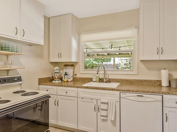 This charming kitchen is just too cute.