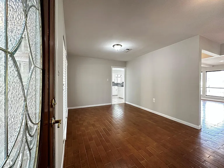 11106 Ellwood St — Photo 2