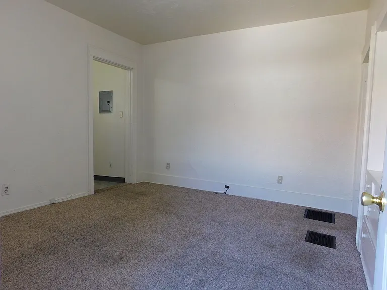 140 Gunnison Ave — Photo 4