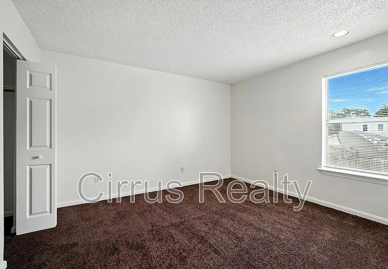 525 Columbia St — Photo 17