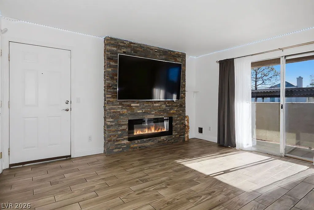 2 bed, 2.0 bath, 908 sqft, $1,400 — Photo 4