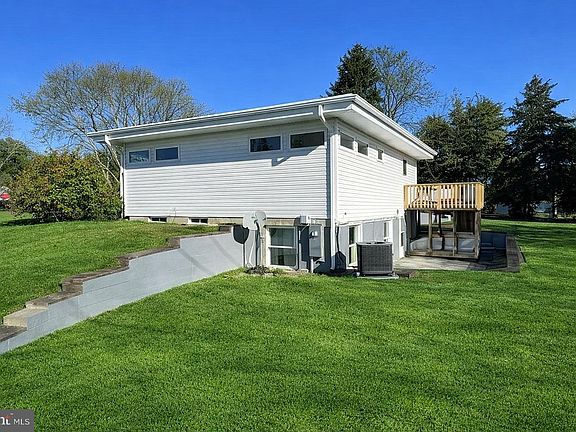 3rd image of 10 E Loockerman Ct