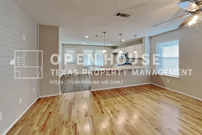124 Stanford Dr — Photo 3
