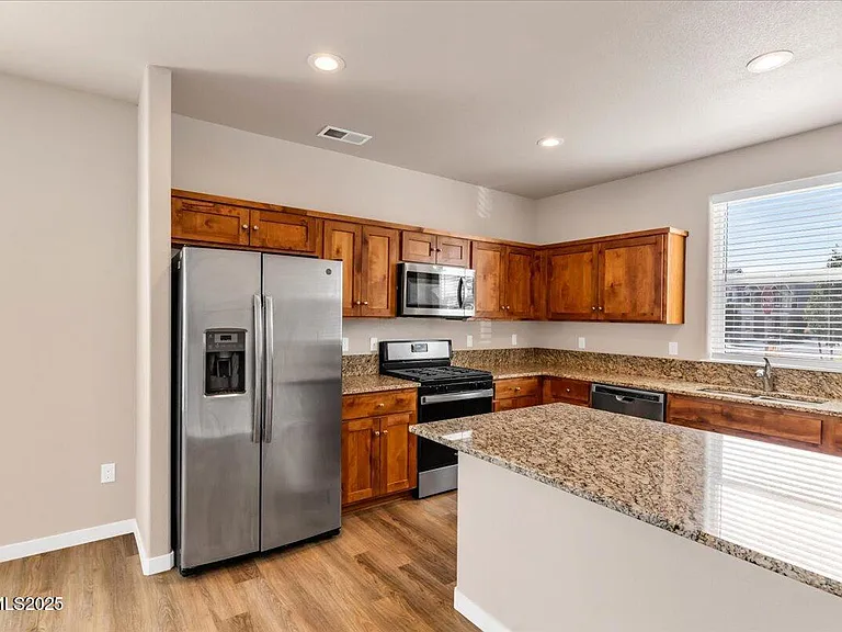 916 Garden Ct — Photo 13